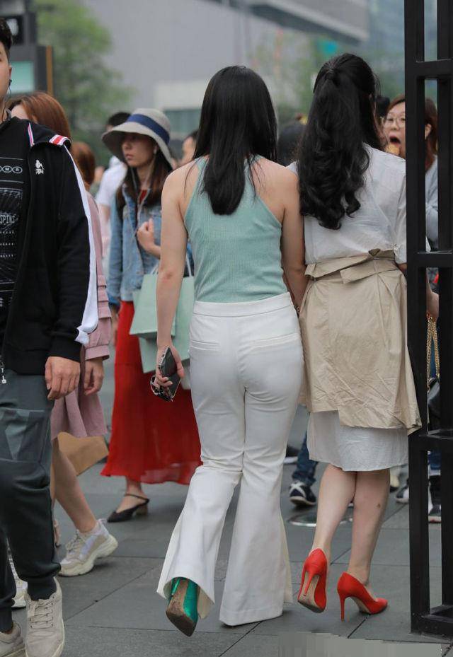 高跟鞋|小妹一件绿色无袖的圆领针织衫，提升了整个造型的美感