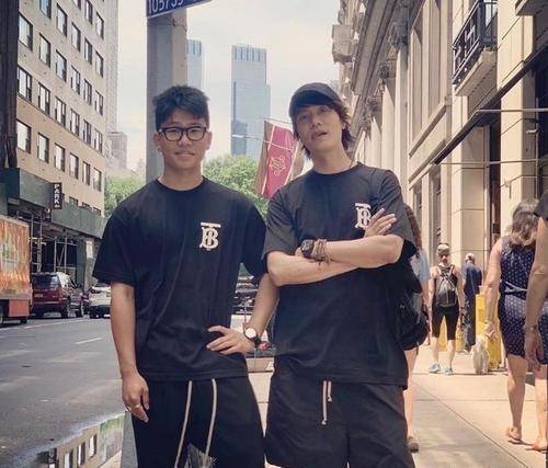 父子|“冻龄爷爷”走红，带孙子出门被误认父子，网友：我还以为是爸爸