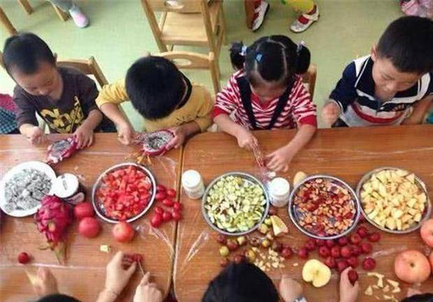 家长|幼儿园老师摆拍水果，被家长发现是“套路”，家长：最讨厌欺骗
