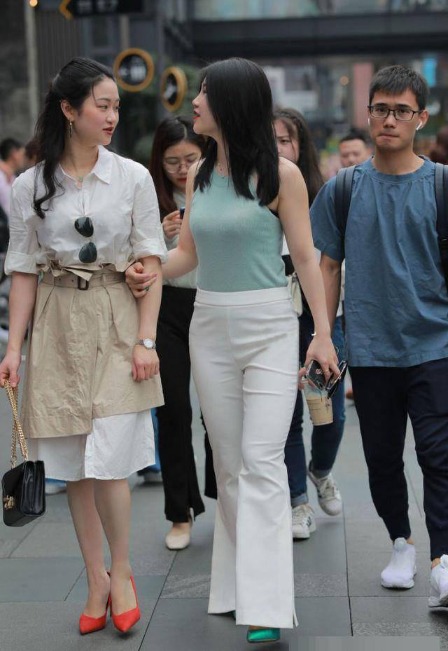 高跟鞋|小妹一件绿色无袖的圆领针织衫，提升了整个造型的美感