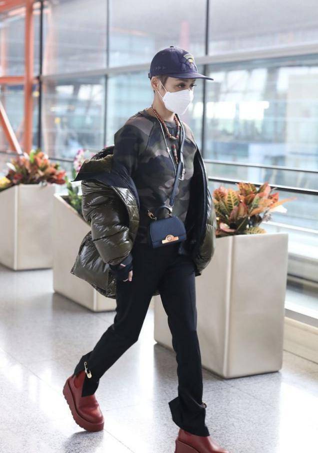 宁静|宁静越来越“不羁”，羽绒服半穿半披，48岁的年龄18岁的气质