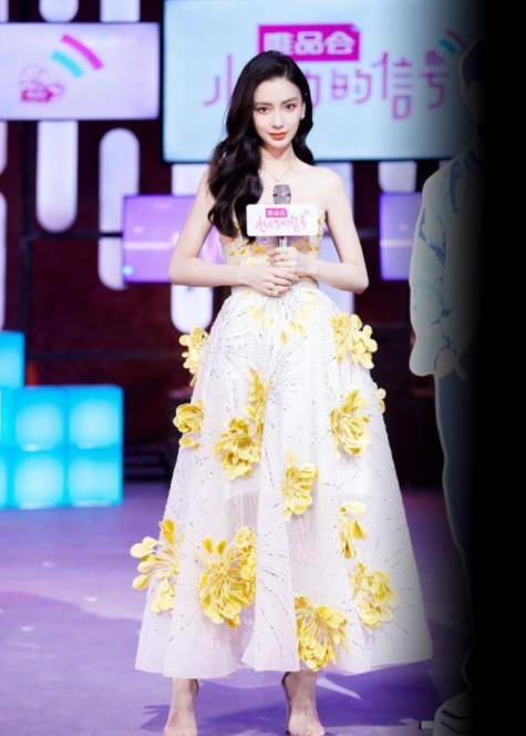 杨颖|Baby不愧是当模特出身的，穿欧美限定款长裙，却有东方美人的韵味