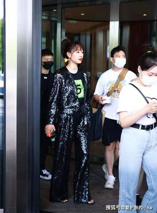 黑色|白百何不像当妈的人，穿一身带闪的黑又潮又酷，穿搭年轻就是减龄