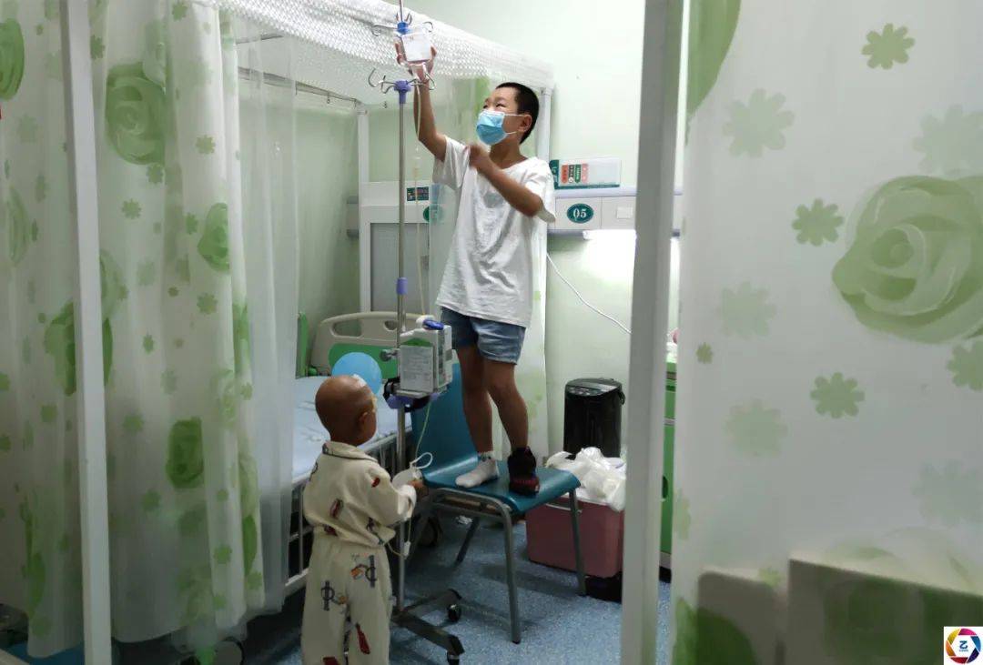 母亲|病房里，10岁哥哥暑假帮妈妈照顾患病的妹妹，看了让人心疼