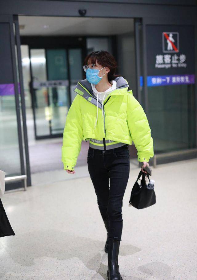 方法|闫妮女儿素颜走机场，穿短羽绒服长腿抢镜，身材虽好但颜值不如妈