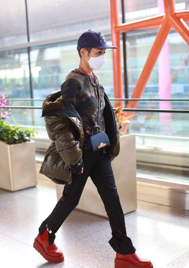 宁静|宁静越来越“不羁”，羽绒服半穿半披，48岁的年龄18岁的气质