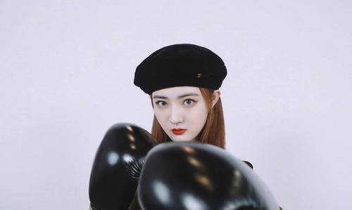 发型|徐璐始终不忘少女感？彩色双马尾配荧光粉套装，女团感十足