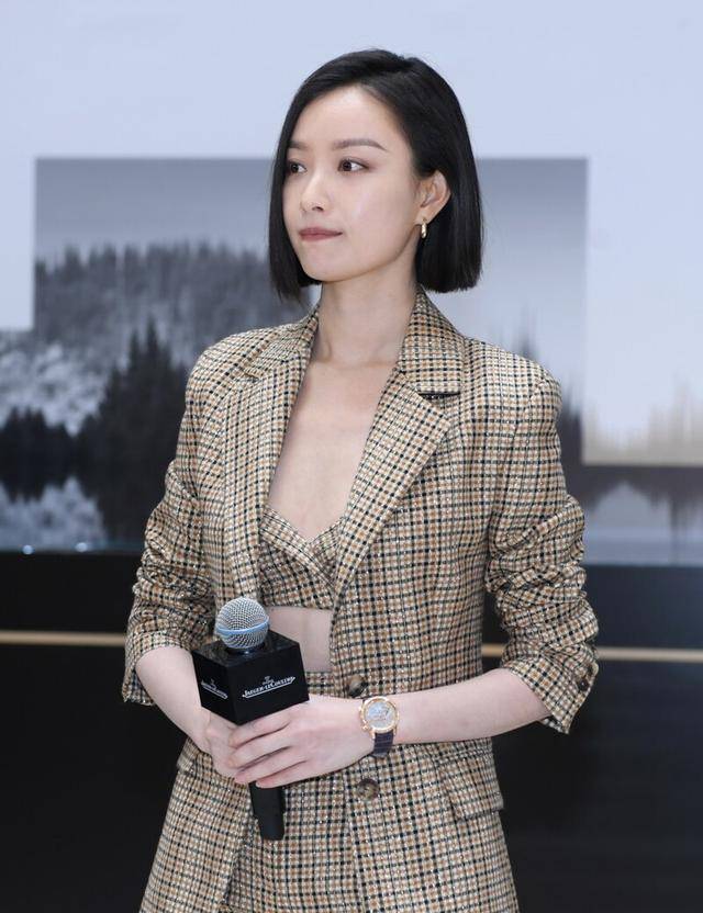 西装|倪妮短发造型太惊艳，格纹西装不系扣，秀出“巴掌腰”好是迷人