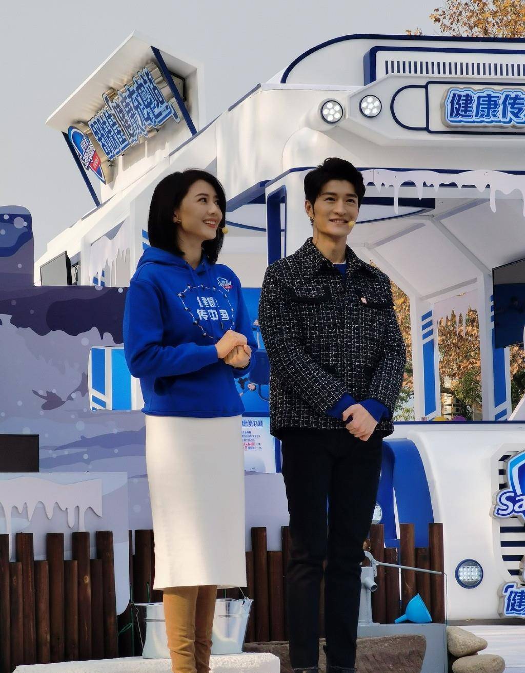 卫衣|高圆圆美上央视真拼，童装卫衣配短裙，室外真人挑战20秒冰水洗手