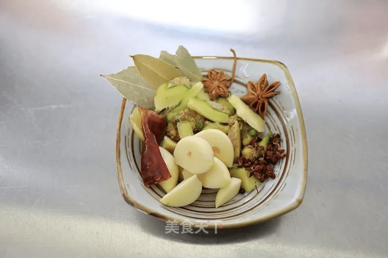 微火|五花肉炖干笋尖:浓香入味,简直不要太好吃!