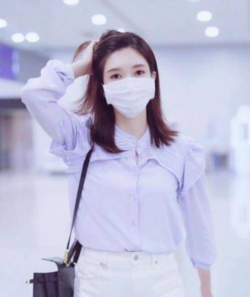 休闲风|武磊老婆穿白衬衫走机场,身材颜值都很出众,低调文静没明星架子
