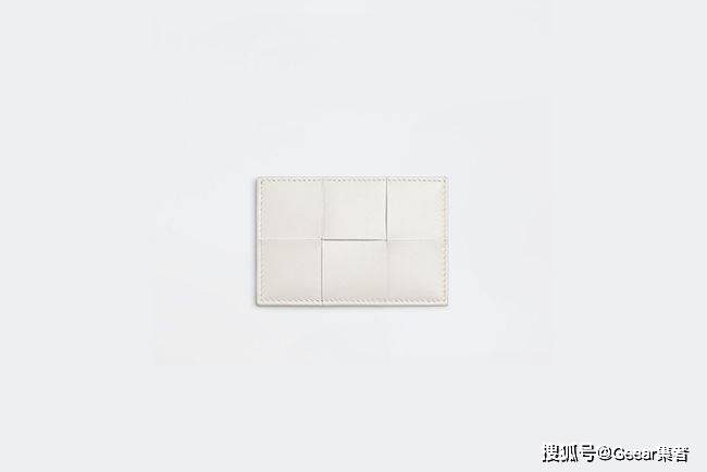 Holder|美得不用撰述：5款绝美白色名牌卡夹，时髦女生先收入手袋中！