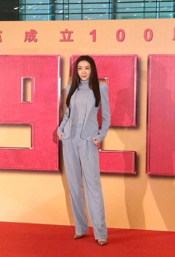 套装|熊黛林不愧是“天生尤物”，穿蓝色西装套装，178身高好抢镜