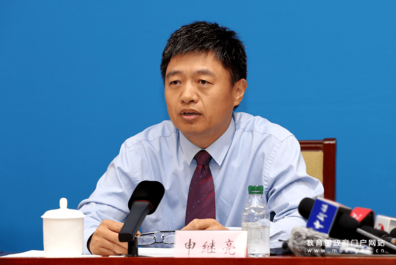 8月24日上午,在教育部新闻发布会上,教育部教材局一级巡视员申继亮