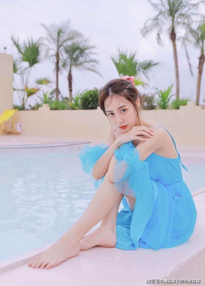 身材|一袭蓝色吊带裙甜美减龄，让你时刻都能显瘦