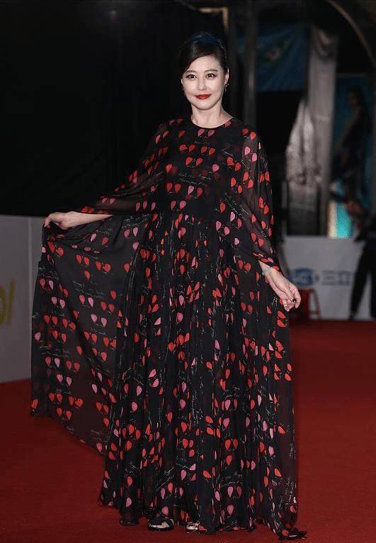 黑色|人到中年的周海媚爱“扮嫩”，穿淑女裙不违和，但眼角皱纹却明显