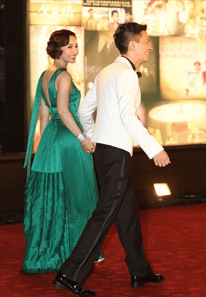 老公|快60岁的关咏荷风韵不减，穿背心裙和老公同框，身材肉肉的但挺美