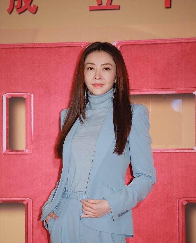 套装|熊黛林不愧是“天生尤物”，穿蓝色西装套装，178身高好抢镜