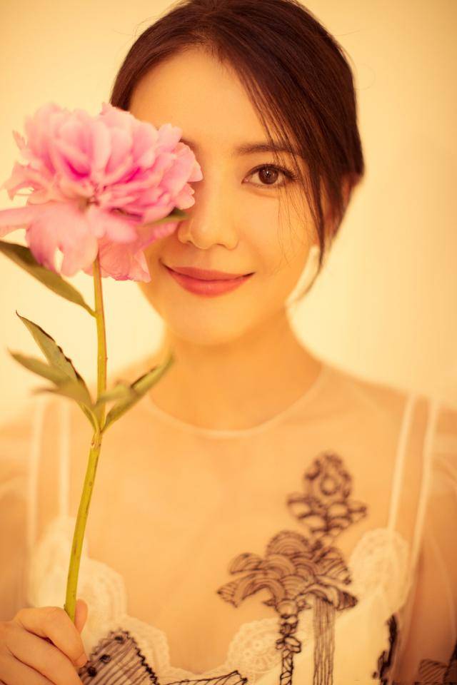 身材|高圆圆被嘲产后身材走形，穿绿色碎花裙温柔动人，秀锁骨打脸网友