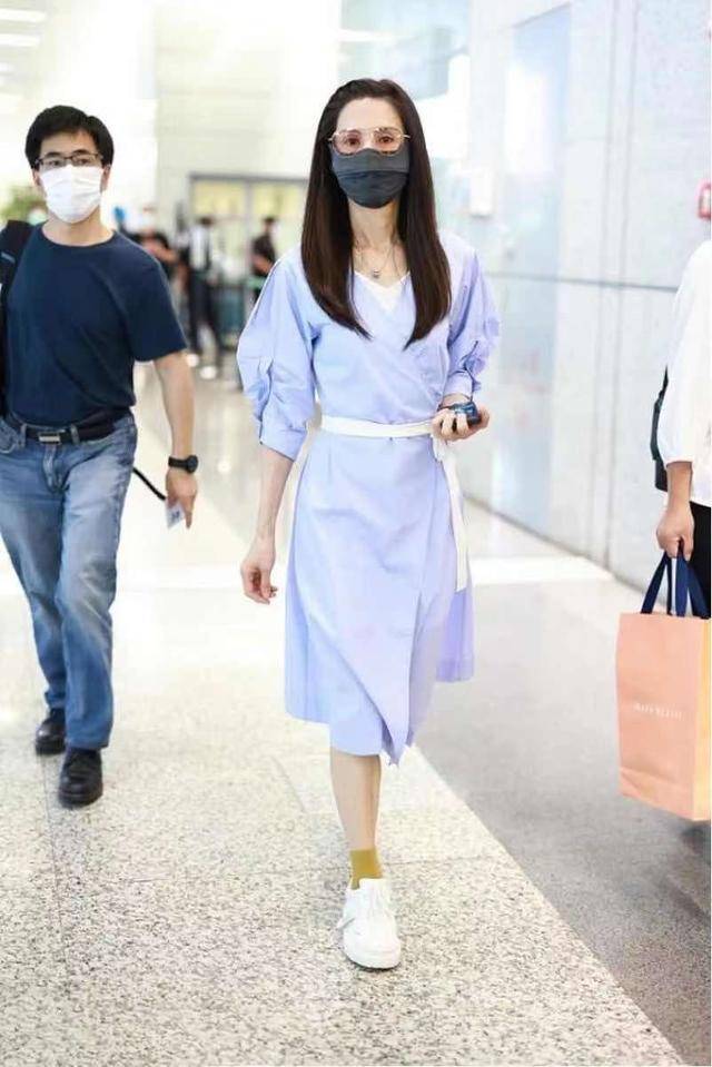 设计|李若彤“扮嫩”是一刻都不停，55岁依旧走小姑娘路线，敢穿就服她
