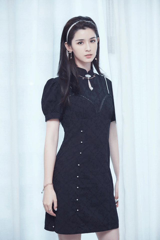 女孩子|哈尼克孜才是新疆女神,穿黑色连衣裙温婉大气,基础款穿出高级感
