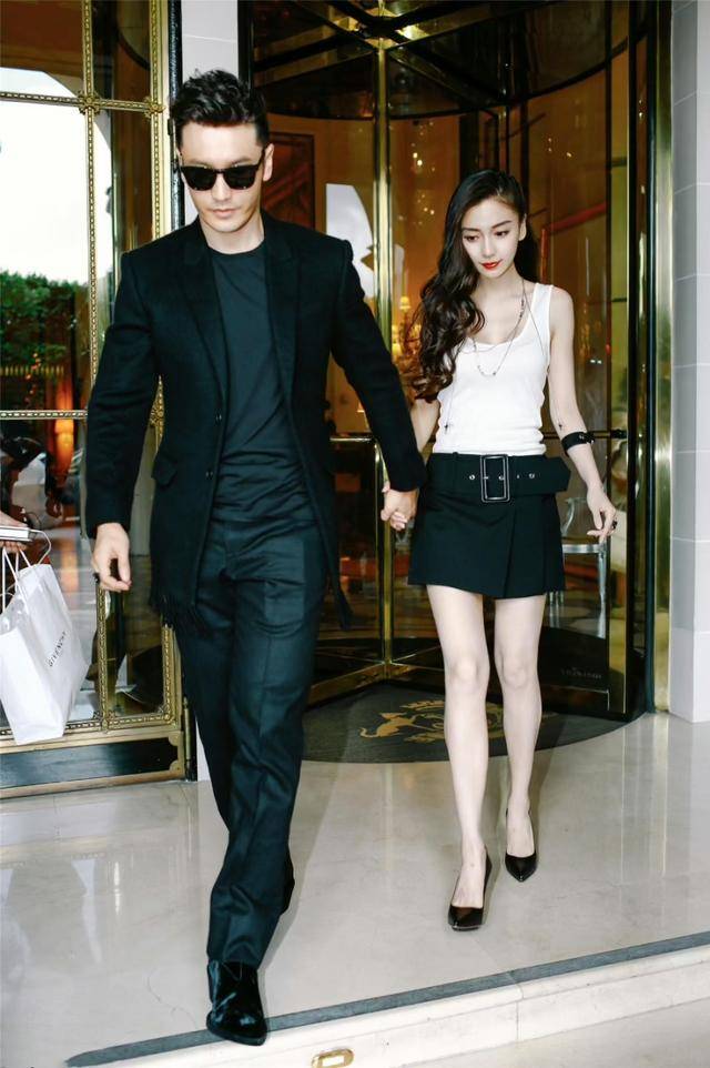 一身|黄晓明夫妇牵手亮相，一身黑造型霸道总裁范，妻子长发显小鸟依人