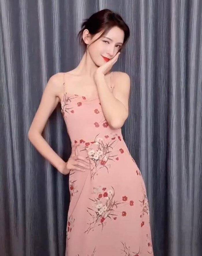 张予曦|王思聪前女友张予曦开挂了，家中热舞秀细腰，手臂太长好不真实
