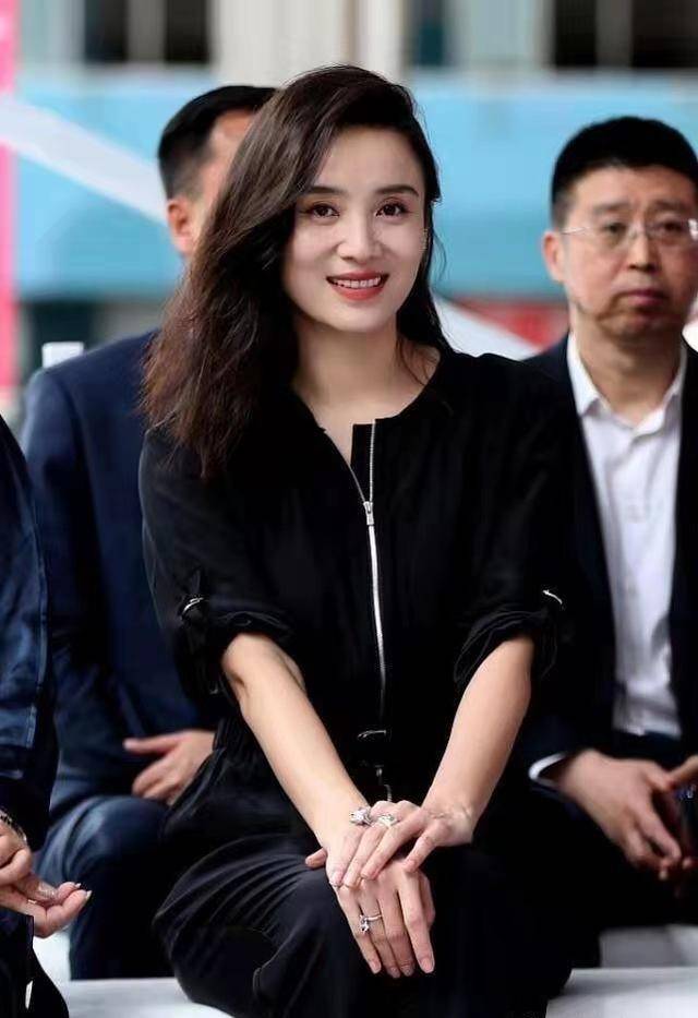 实力派|宋佳气质确实高级，极简连衣裤打扮也这么气场，到底是实力派女星