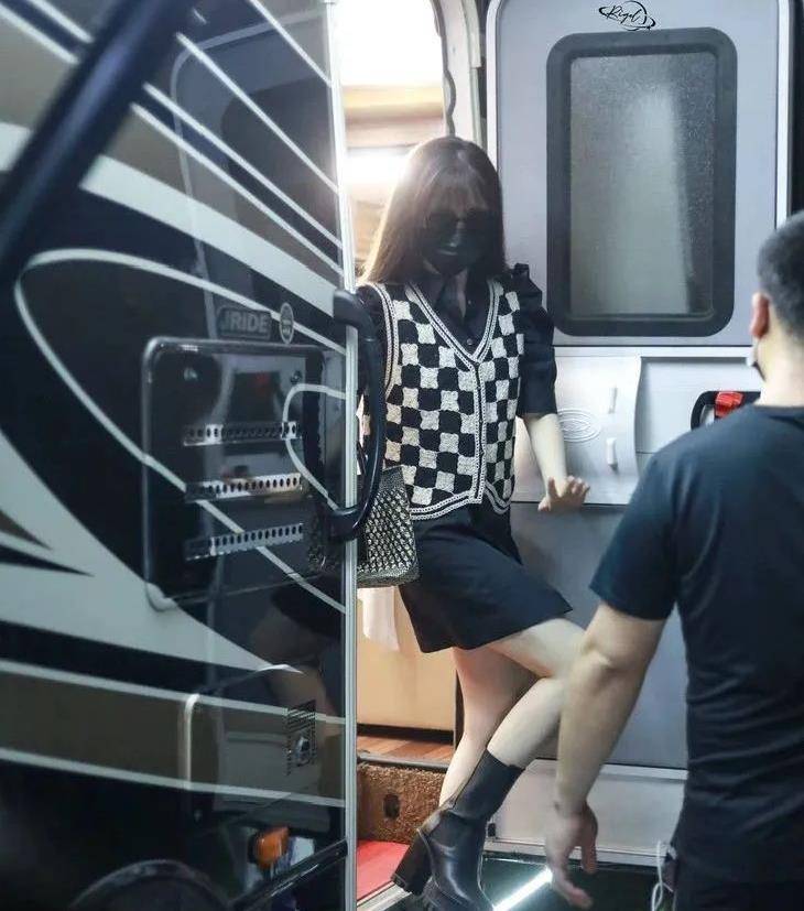 什么|下周穿什么｜刘雯的背心，我穿也能这么好看？