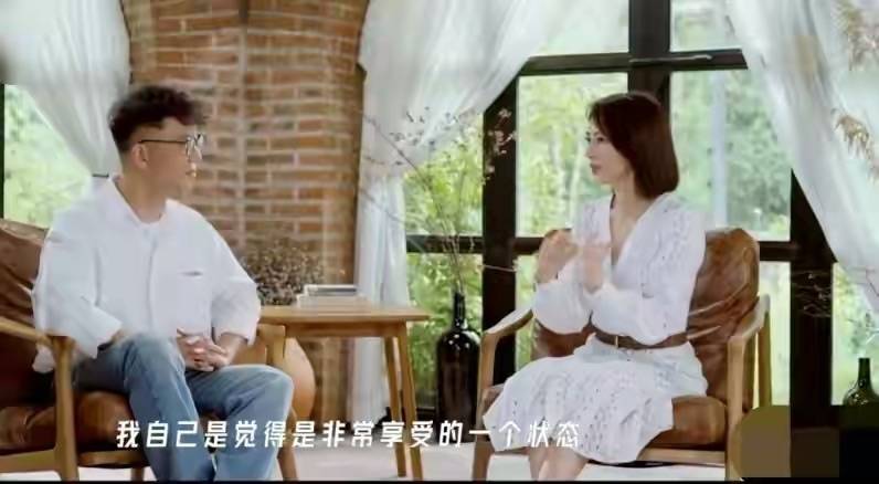 头发|在拍戏现场拍到高圆圆，脸部凹陷不再清纯了，穿运动服肚子凸起！