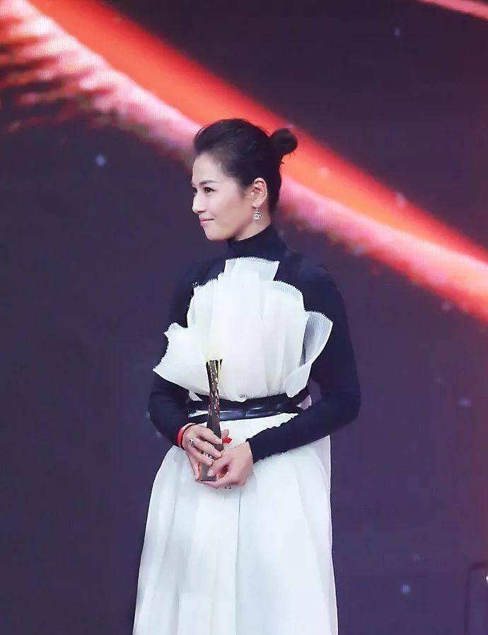 卫生纸|尴尬！刘涛这裙子就像裹了一层卫生纸 相比之下杨幂就美多了