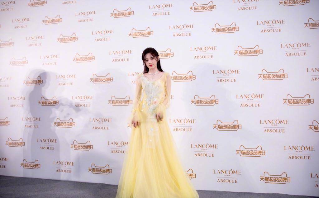 短裙|29岁鞠婧祎暑假旅行太节约,穿845短裙159cm穿成169cm,谁说她矮