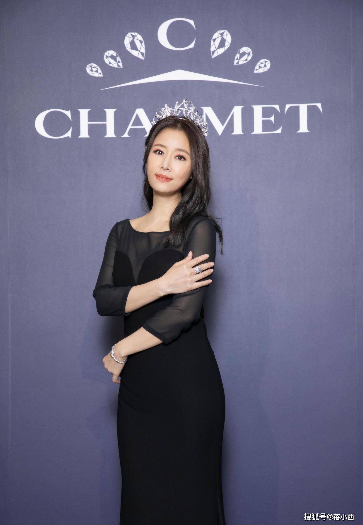 黑色|林心如越高调越像贵妇，穿露背打底衫配印花半身裙，又美出圈了