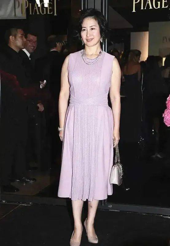 服装|58岁的何超琼不服老，穿粉色的连衣裙走公主风，脸色红润气质好