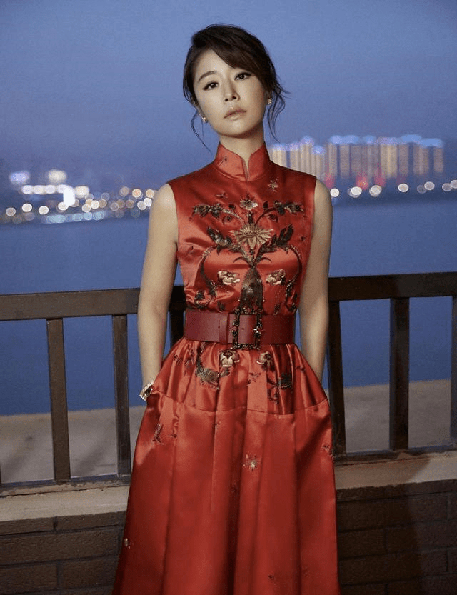 色彩|林心如久违亮相活动，穿黑色连衣裙没腰线，全程手遮肚子孕味十足