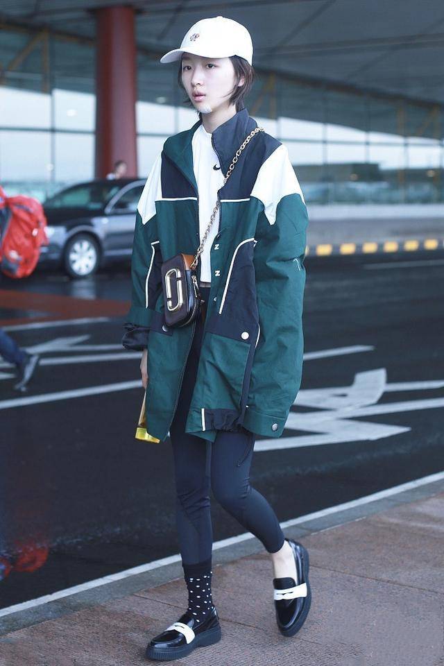 个性|周冬雨个子矮不自信,为显腿长“裤子”只穿一半,紫绿配色真难懂?