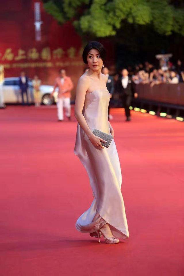 腋窝|陈慧琳身材真赞，穿贴身无痕裙不见一丝赘肉，人到中年反而未走样！