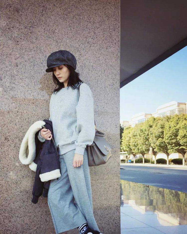 卫衣|倪妮用卫衣配阔腿裤好俏皮，少女感十足，小个子麻烦请跟周冬雨学