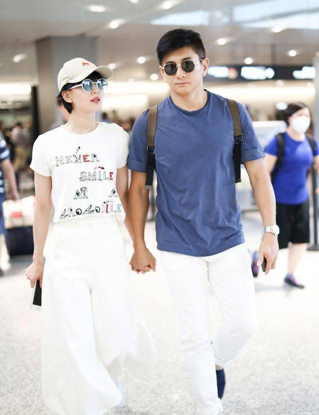 身材|刘诗诗吴奇隆罕见秀恩爱,穿T恤配休闲裤,网友:十指紧扣好恩爱