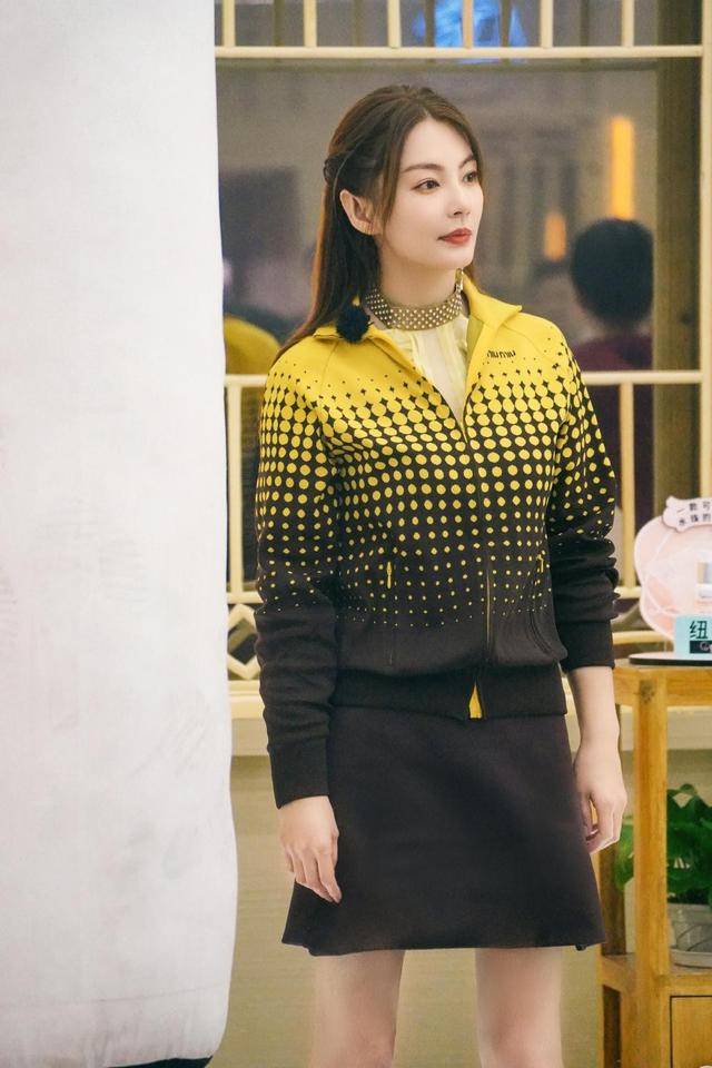 设计|齐刘海的张雨绮让人认不出，这么俗气的印花装，穿她身上仍有气质