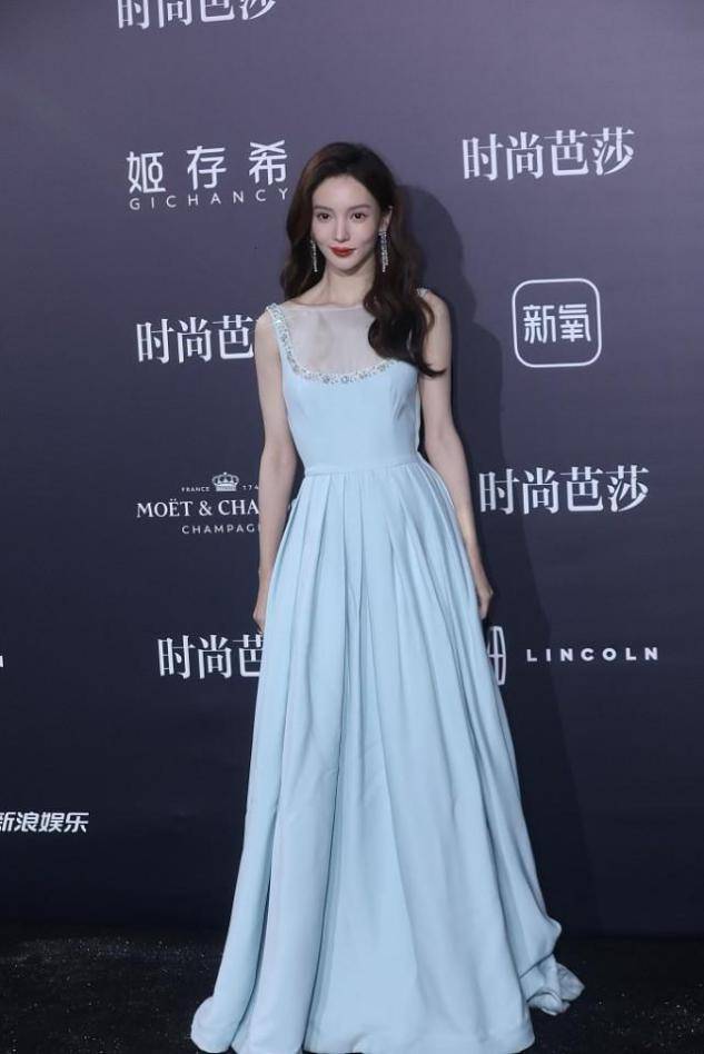 花瓣|金晨胆儿真肥,穿蕾丝透视裙仅靠几瓣花朵遮,裙摆太长无奈用手提?