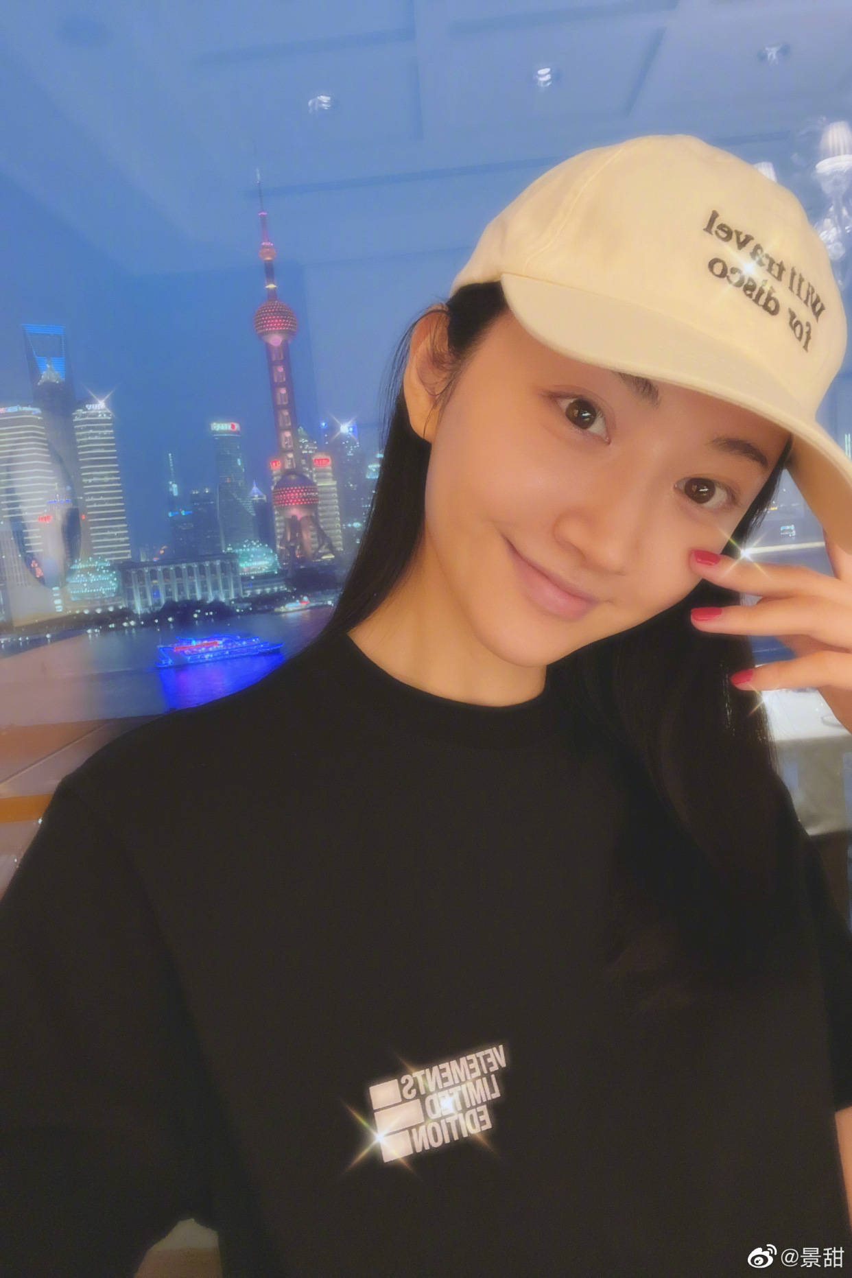 自拍|女明星拍照的两种状态,摆拍妆容精致还精修,自拍素颜且直男角度