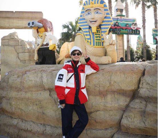 样式|孙俪携儿女一同出游,身着千元外套配平价鞋,配色惹眼很有年轻感