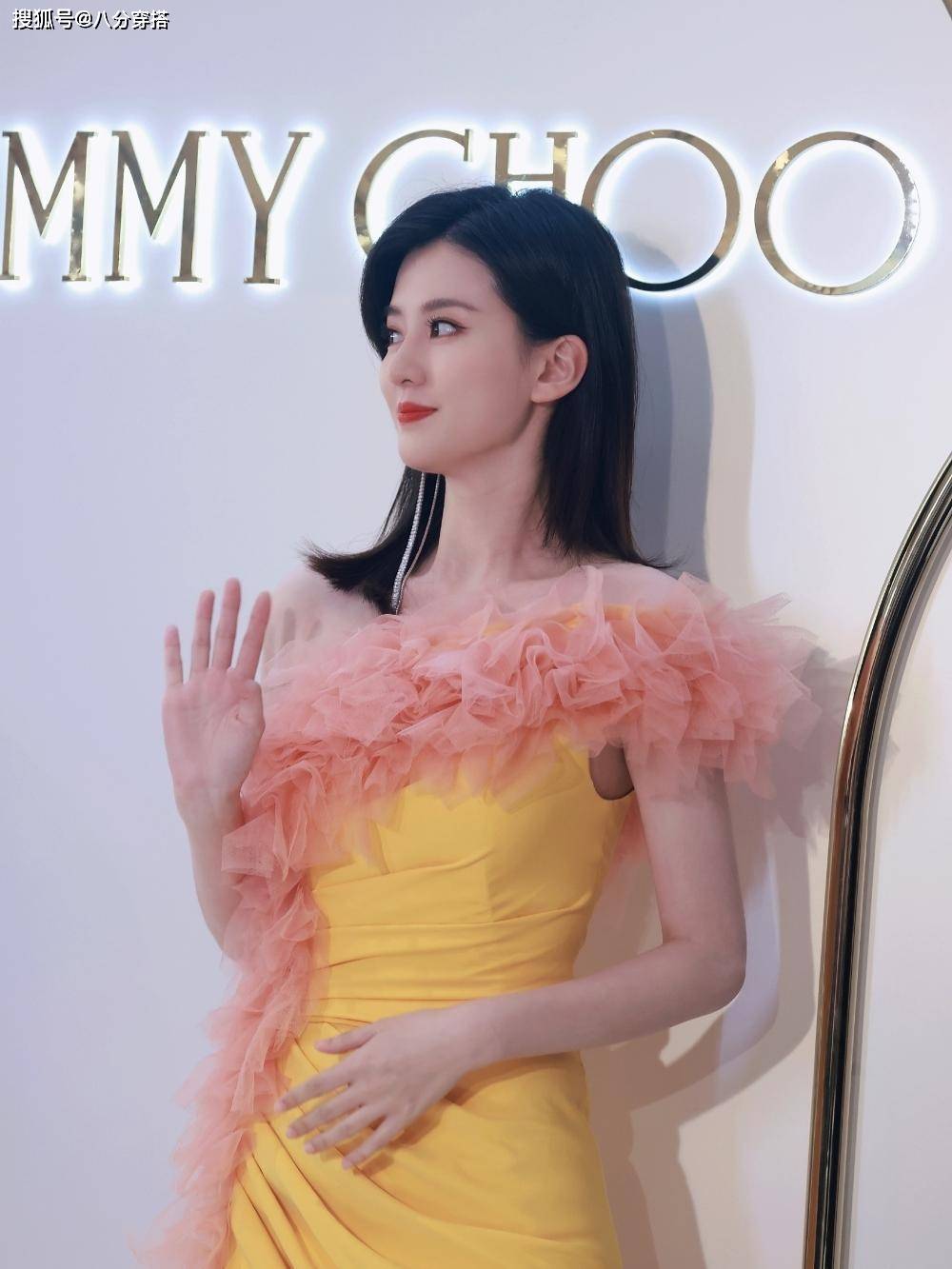 女孩子|乔欣彻底放弃“乖乖女路线”，一袭黄色礼服华丽高级，成熟性感