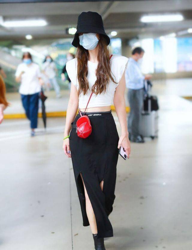 黑色|杨颖生图颜值很抗打，黑色连衣裙+拖鞋接地气，这些搭配洋气十足