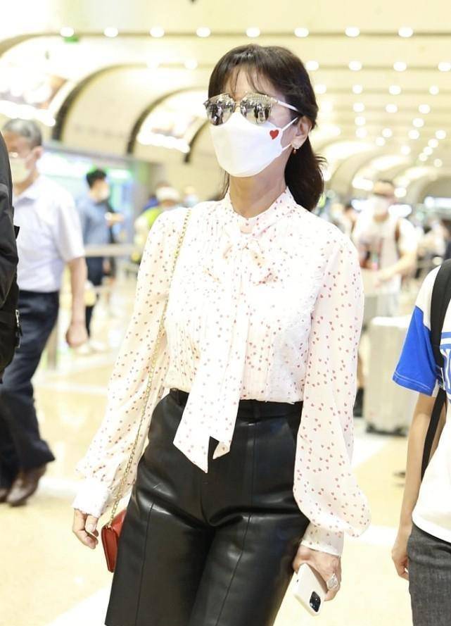 整体|赵雅芝真是不服老，年轻人不敢试的中裤她轻松驾驭，配衬衫真耐看