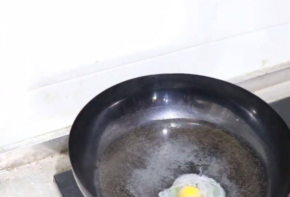 下锅|荷包蛋下锅用热水好还是温水好？大多数人都煮错，难怪会破损