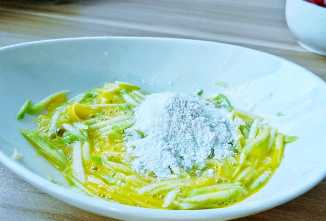 后用|早餐不知道吃什么，试一试西葫芦蛋饼，10分钟就能做好，简单好吃