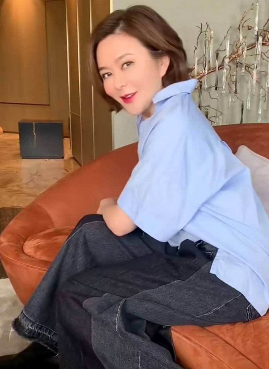 58岁关之琳晒照,皮肤依旧白嫩眼神妩媚,离婚5年状态仍好_生活