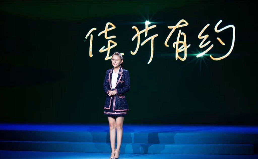 马尾|热依扎美到央视了，穿2000校园外套成台上焦点，扎马尾少女感爆棚